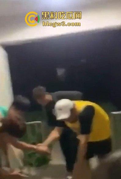 安徽校园内衣大盗现场翻车!臭袜子满地,小伙口味重,偷遍女宿舍内裤,活脱脱现代采花贼! 第1张 安徽校园内衣大盗现场翻车!臭袜子满地,小伙口味重,偷遍女宿舍内裤,活脱脱现代采花贼! 第1张