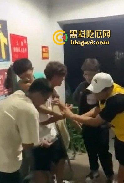 安徽校园内衣大盗现场翻车!臭袜子满地,小伙口味重,偷遍女宿舍内裤,活脱脱现代采花贼! 第4张 安徽校园内衣大盗现场翻车!臭袜子满地,小伙口味重,偷遍女宿舍内裤,活脱脱现代采花贼! 第4张