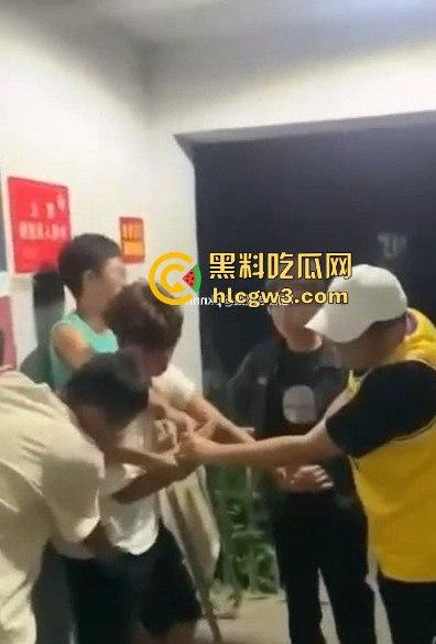 安徽校园内衣大盗现场翻车!臭袜子满地,小伙口味重,偷遍女宿舍内裤,活脱脱现代采花贼! 第5张 安徽校园内衣大盗现场翻车!臭袜子满地,小伙口味重,偷遍女宿舍内裤,活脱脱现代采花贼! 第5张