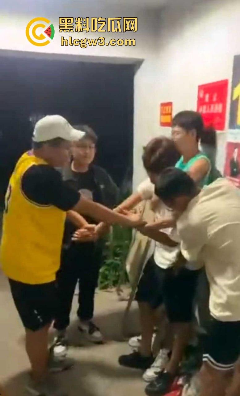 安徽校园内衣大盗现场翻车!臭袜子满地,小伙口味重,偷遍女宿舍内裤,活脱脱现代采花贼! 第8张 安徽校园内衣大盗现场翻车!臭袜子满地,小伙口味重,偷遍女宿舍内裤,活脱脱现代采花贼! 第8张