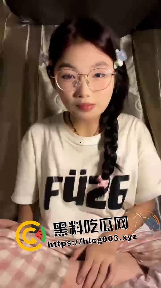 甜美女大学生宿舍直播网调！超甜妹妹自慰毒龙 白眼高潮 差点被舍友发现 付费直播流出  第2张