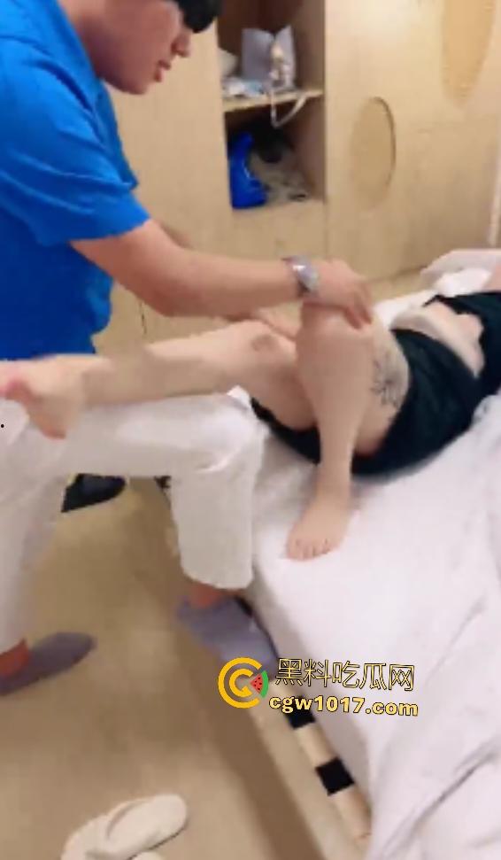 长沙三中学妹被两学姐带下海开房，学姐跪舔老男鸡巴还被舔逼，吓得学妹躲窗帘后，估计下面开始流水了吧！  第1张