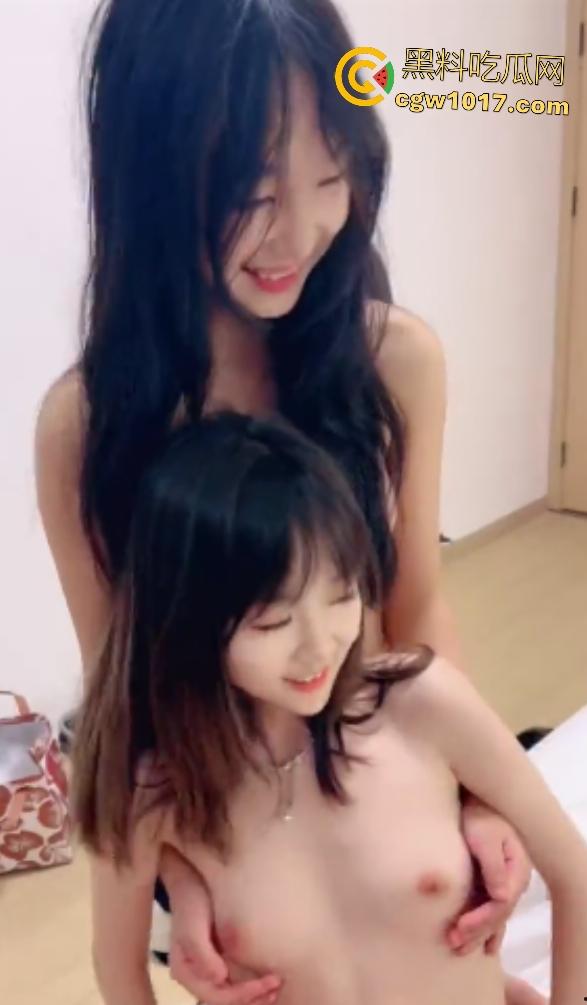 长沙三中学妹被两学姐带下海开房，学姐跪舔老男鸡巴还被舔逼，吓得学妹躲窗帘后，估计下面开始流水了吧！  第8张