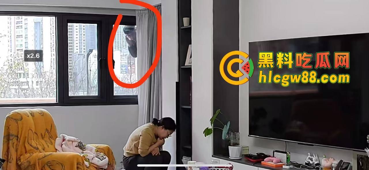 山东小区惊现饿疯贼娃子,大白天溜门撬锁,被发现撒腿就跑,半路还蹲阳台偷看,咋的?饿到不死心? 第2张 山东小区惊现饿疯贼娃子,大白天溜门撬锁,被发现撒腿就跑,半路还蹲阳台偷看,咋的?饿到不死心? 第2张