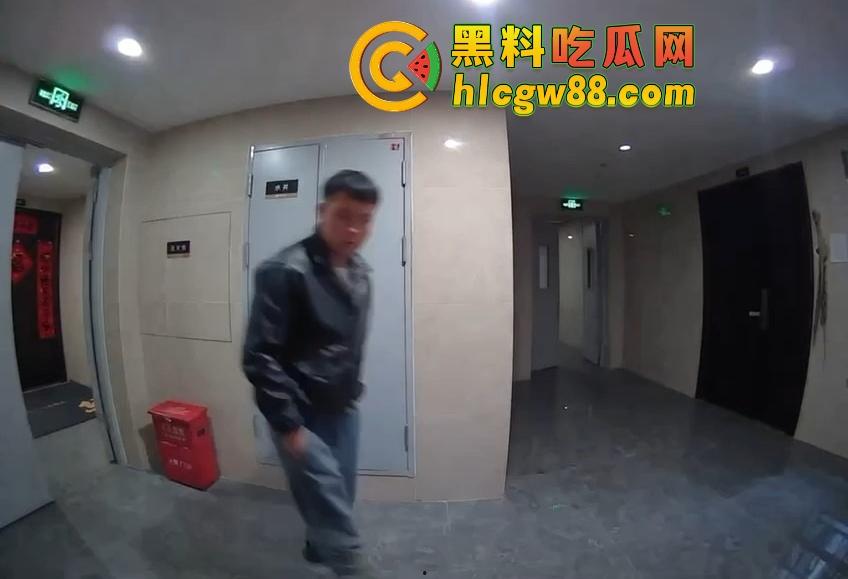 山东小区惊现饿疯贼娃子,大白天溜门撬锁,被发现撒腿就跑,半路还蹲阳台偷看,咋的?饿到不死心? 第3张 山东小区惊现饿疯贼娃子,大白天溜门撬锁,被发现撒腿就跑,半路还蹲阳台偷看,咋的?饿到不死心? 第3张