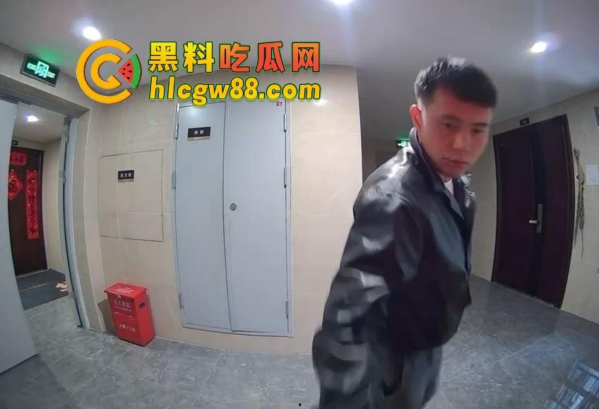 山东小区惊现饿疯贼娃子,大白天溜门撬锁,被发现撒腿就跑,半路还蹲阳台偷看,咋的?饿到不死心? 第4张 山东小区惊现饿疯贼娃子,大白天溜门撬锁,被发现撒腿就跑,半路还蹲阳台偷看,咋的?饿到不死心? 第4张