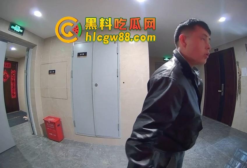 山东小区惊现饿疯贼娃子,大白天溜门撬锁,被发现撒腿就跑,半路还蹲阳台偷看,咋的?饿到不死心? 第5张 山东小区惊现饿疯贼娃子,大白天溜门撬锁,被发现撒腿就跑,半路还蹲阳台偷看,咋的?饿到不死心? 第5张