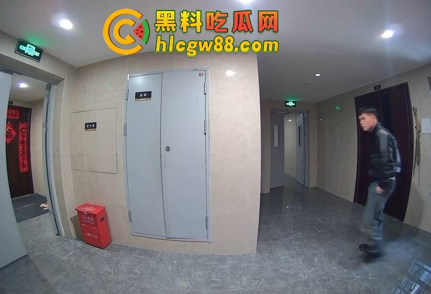 山东小区惊现饿疯贼娃子,大白天溜门撬锁,被发现撒腿就跑,半路还蹲阳台偷看,咋的?饿到不死心? 第6张 山东小区惊现饿疯贼娃子,大白天溜门撬锁,被发现撒腿就跑,半路还蹲阳台偷看,咋的?饿到不死心? 第6张