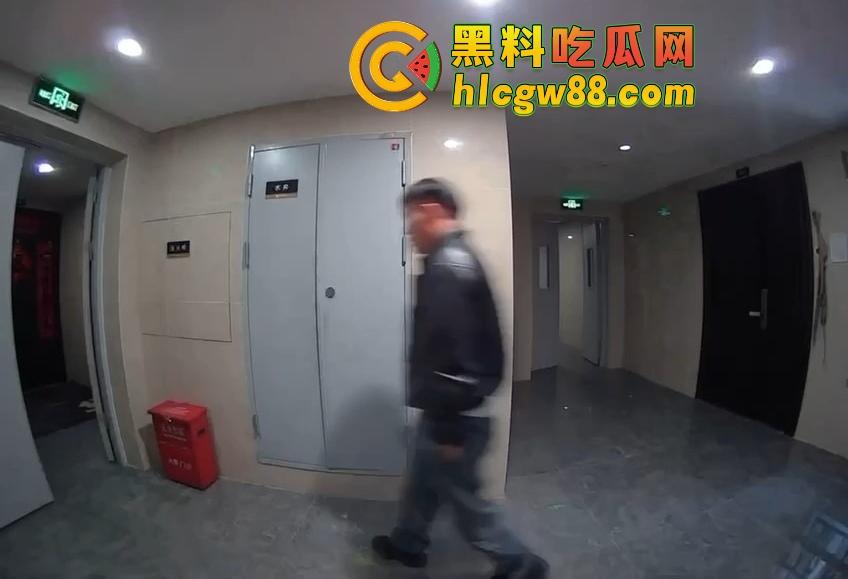 山东小区惊现饿疯贼娃子,大白天溜门撬锁,被发现撒腿就跑,半路还蹲阳台偷看,咋的?饿到不死心? 第7张 山东小区惊现饿疯贼娃子,大白天溜门撬锁,被发现撒腿就跑,半路还蹲阳台偷看,咋的?饿到不死心? 第7张