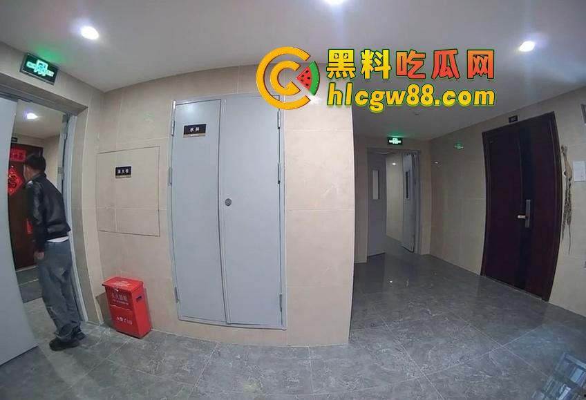 山东小区惊现饿疯贼娃子,大白天溜门撬锁,被发现撒腿就跑,半路还蹲阳台偷看,咋的?饿到不死心? 第8张 山东小区惊现饿疯贼娃子,大白天溜门撬锁,被发现撒腿就跑,半路还蹲阳台偷看,咋的?饿到不死心? 第8张