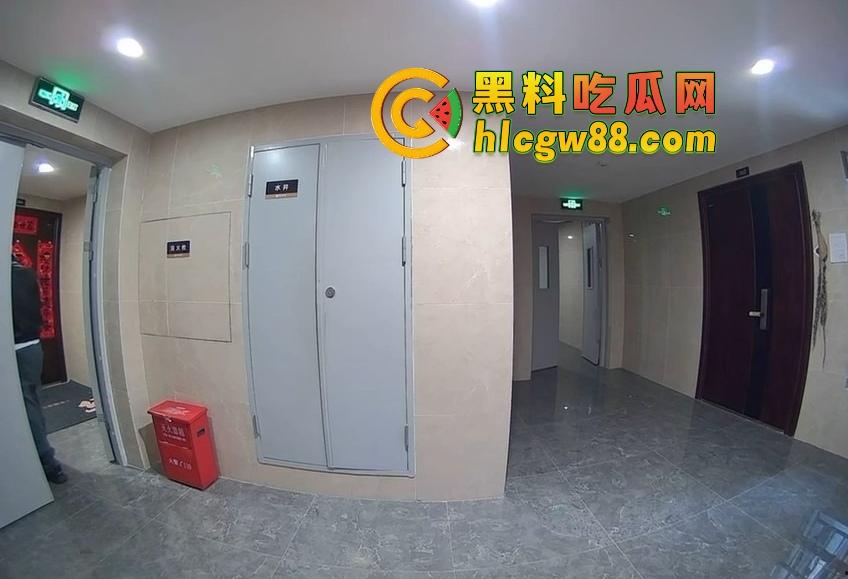 山东小区惊现饿疯贼娃子,大白天溜门撬锁,被发现撒腿就跑,半路还蹲阳台偷看,咋的?饿到不死心? 第9张 山东小区惊现饿疯贼娃子,大白天溜门撬锁,被发现撒腿就跑,半路还蹲阳台偷看,咋的?饿到不死心? 第9张