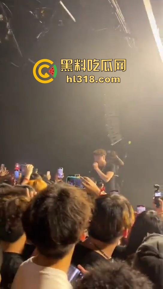 杭州TrapCN酒吧，猥琐男近距离射美女腿上，猥亵行为引发全场diss，你别说这哥们挺hip hop的！  第1张