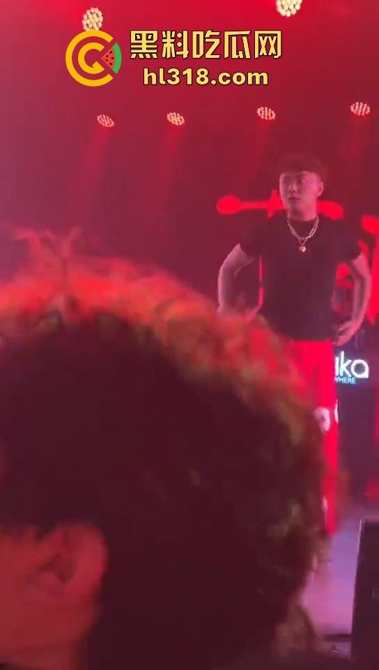 杭州TrapCN酒吧，猥琐男近距离射美女腿上，猥亵行为引发全场diss，你别说这哥们挺hip hop的！  第2张