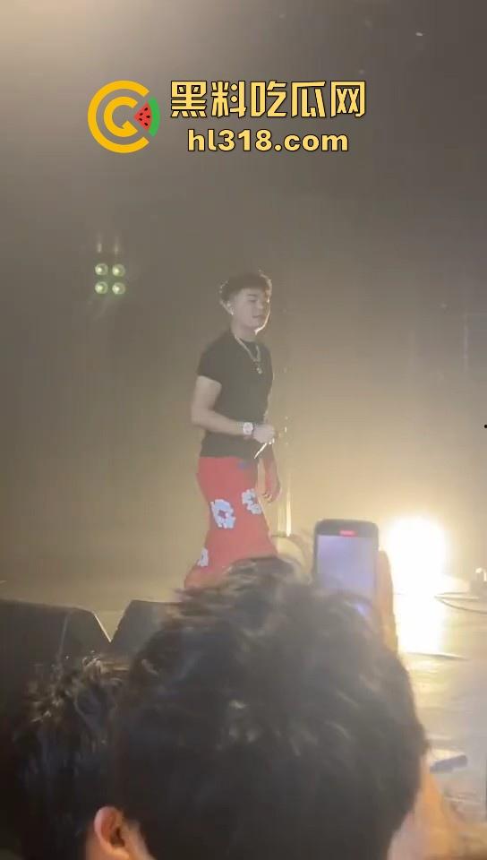 杭州TrapCN酒吧，猥琐男近距离射美女腿上，猥亵行为引发全场diss，你别说这哥们挺hip hop的！  第3张