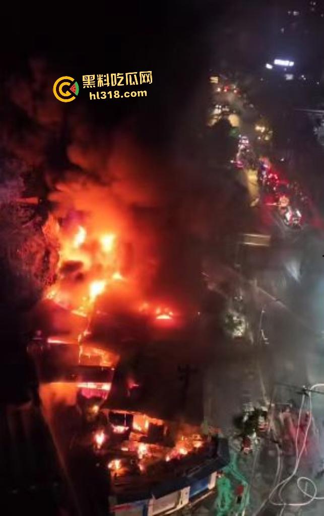 重庆石桥铺交易城凌晨大火惊魂！花卉盆栽五金狂燃一小时，消防鏖战扑灭幸无人伤亡，不然市长得下岗了！  第2张