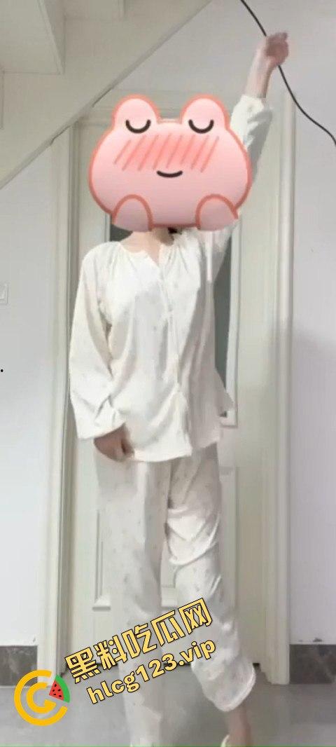 抖音80万网红【桃柒柒】裸舞玩出新花样！开灯关灯激凸擦边诱惑，粉丝炸锅内容已被隐藏！  第1张