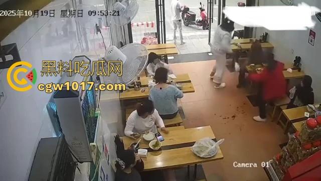 肥胖小仙女吃个早餐发生冲突！火气一上来直接把面扣在后座男生头上，直接扭打起来，给坦克胸罩都打丢了！  第7张