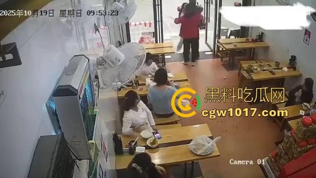 肥胖小仙女吃个早餐发生冲突！火气一上来直接把面扣在后座男生头上，直接扭打起来，给坦克胸罩都打丢了！  第9张