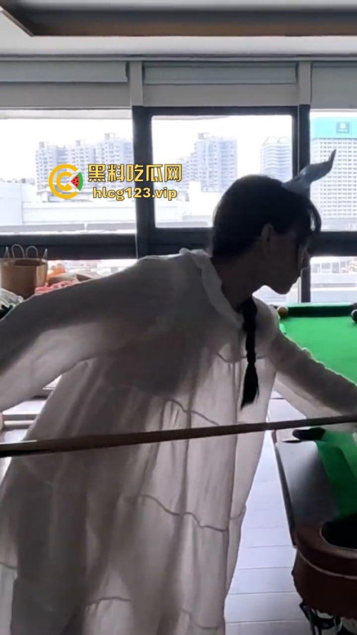 万物皆是媛！又来个台球媛 美女真空打台球打乒乓球挥洒香汗奶头凸凸  第2张