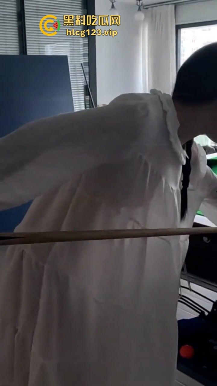 万物皆是媛！又来个台球媛 美女真空打台球打乒乓球挥洒香汗奶头凸凸  第4张