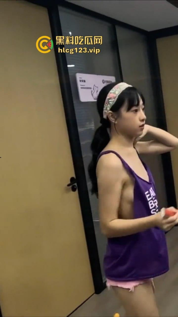 万物皆是媛！又来个台球媛 美女真空打台球打乒乓球挥洒香汗奶头凸凸  第6张