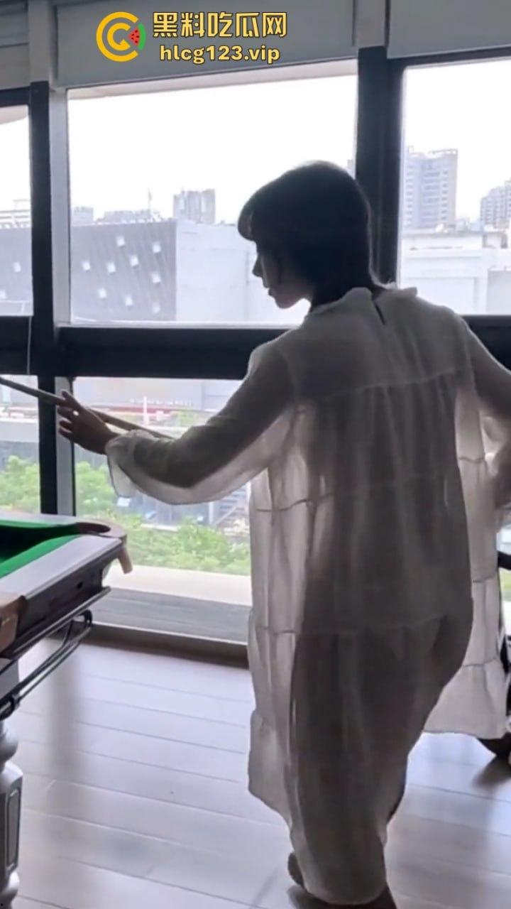 万物皆是媛！又来个台球媛 美女真空打台球打乒乓球挥洒香汗奶头凸凸  第8张