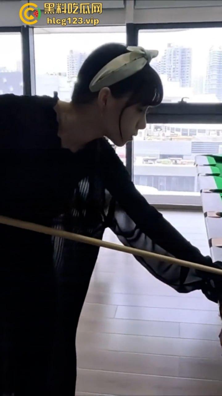 万物皆是媛！又来个台球媛 美女真空打台球打乒乓球挥洒香汗奶头凸凸  第9张