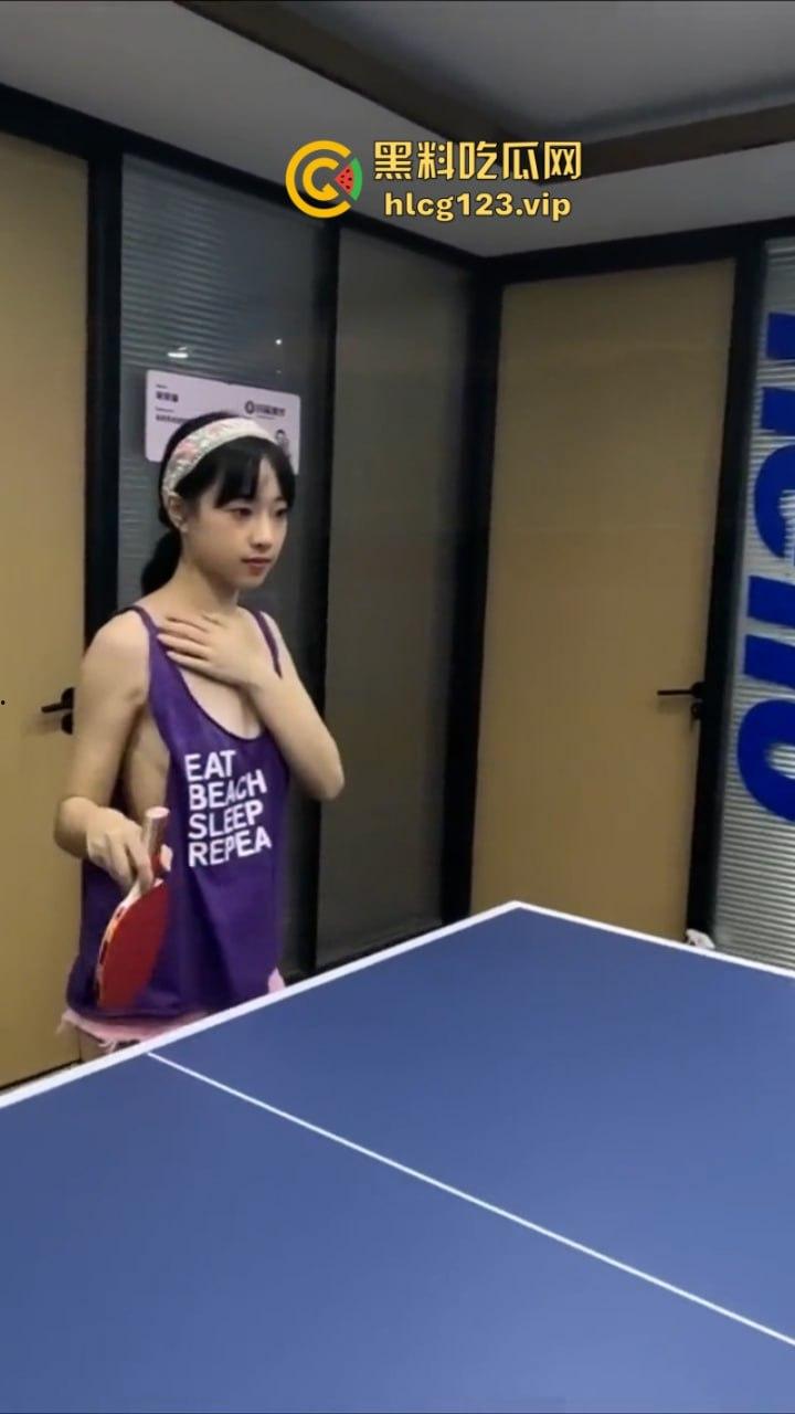 万物皆是媛！又来个台球媛 美女真空打台球打乒乓球挥洒香汗奶头凸凸  第11张