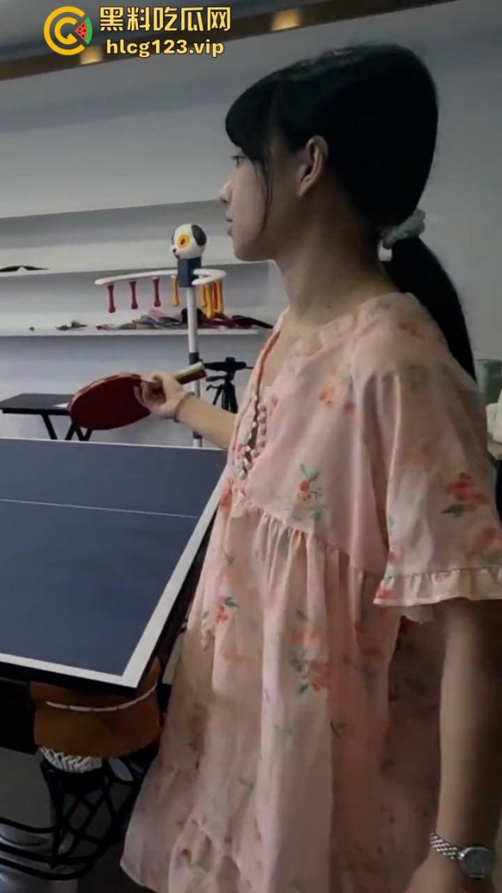 万物皆是媛！又来个台球媛 美女真空打台球打乒乓球挥洒香汗奶头凸凸  第12张