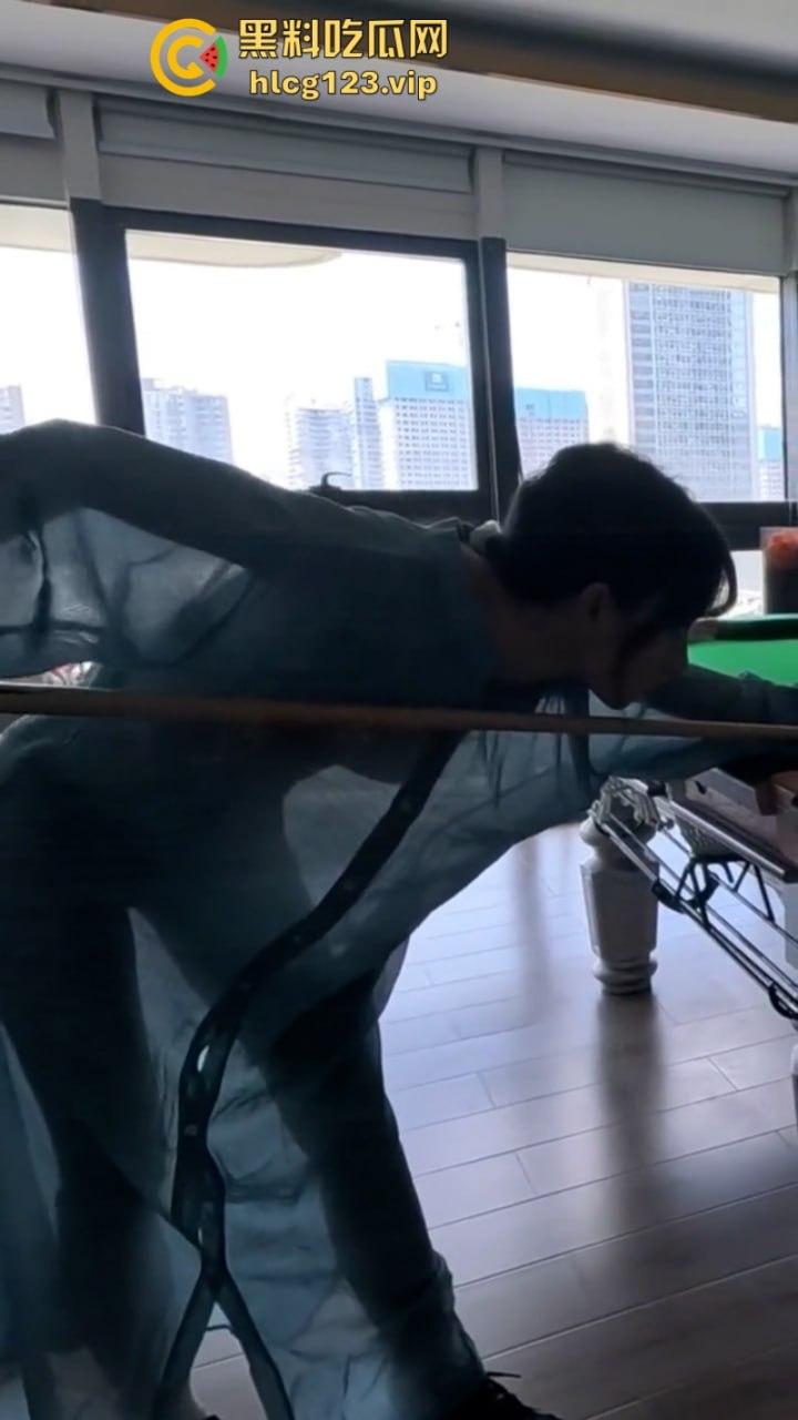 万物皆是媛！又来个台球媛 美女真空打台球打乒乓球挥洒香汗奶头凸凸  第13张