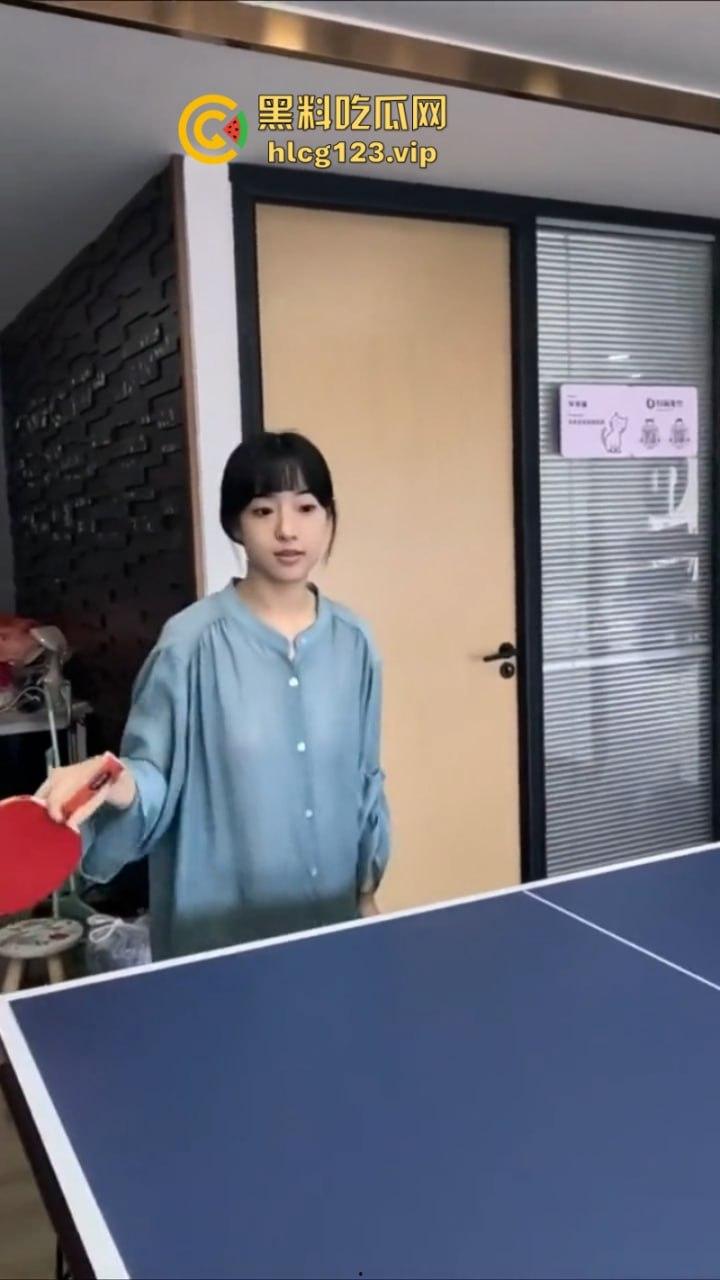 万物皆是媛！又来个台球媛 美女真空打台球打乒乓球挥洒香汗奶头凸凸  第14张