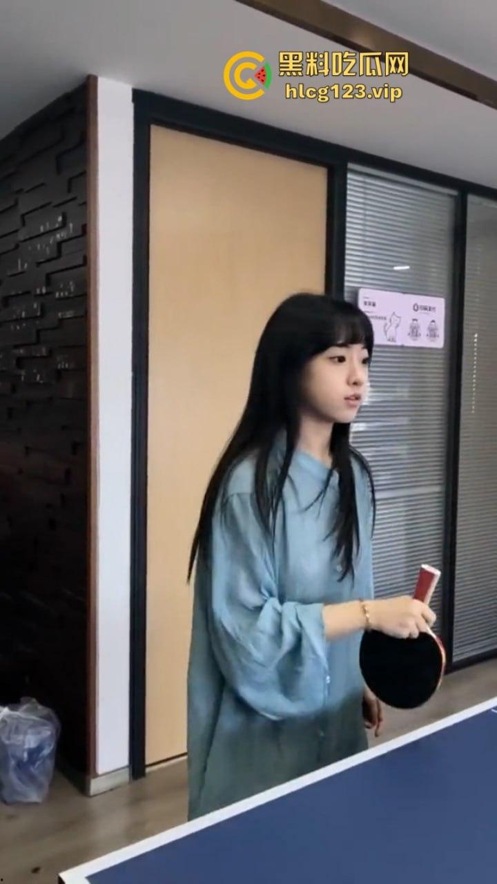 万物皆是媛！又来个台球媛 美女真空打台球打乒乓球挥洒香汗奶头凸凸  第17张