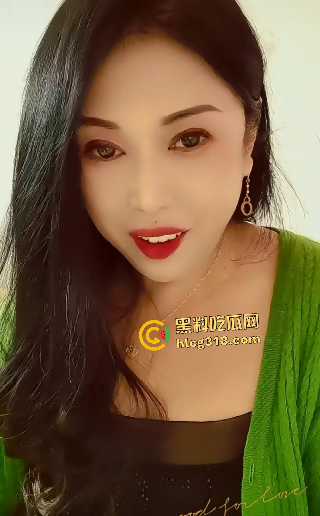 快手熟女【黑玫瑰娜姐】自拍给金主瑜伽紧身衣翘臀大黑鸡巴自慰，倒转屏幕看着像倒插！！  第2张