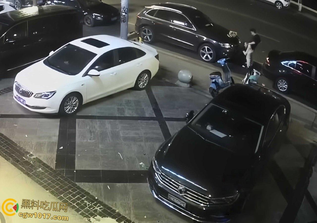 酒醉男女深夜在马路边,众目睽睽之下直接开始野战模式,饥渴母狗跪地口交,趴在引擎盖上掀裙后入打桩! 第1张 酒醉男女深夜在马路边,众目睽睽之下直接开始野战模式,饥渴母狗跪地口交,趴在引擎盖上掀裙后入打桩! 第1张