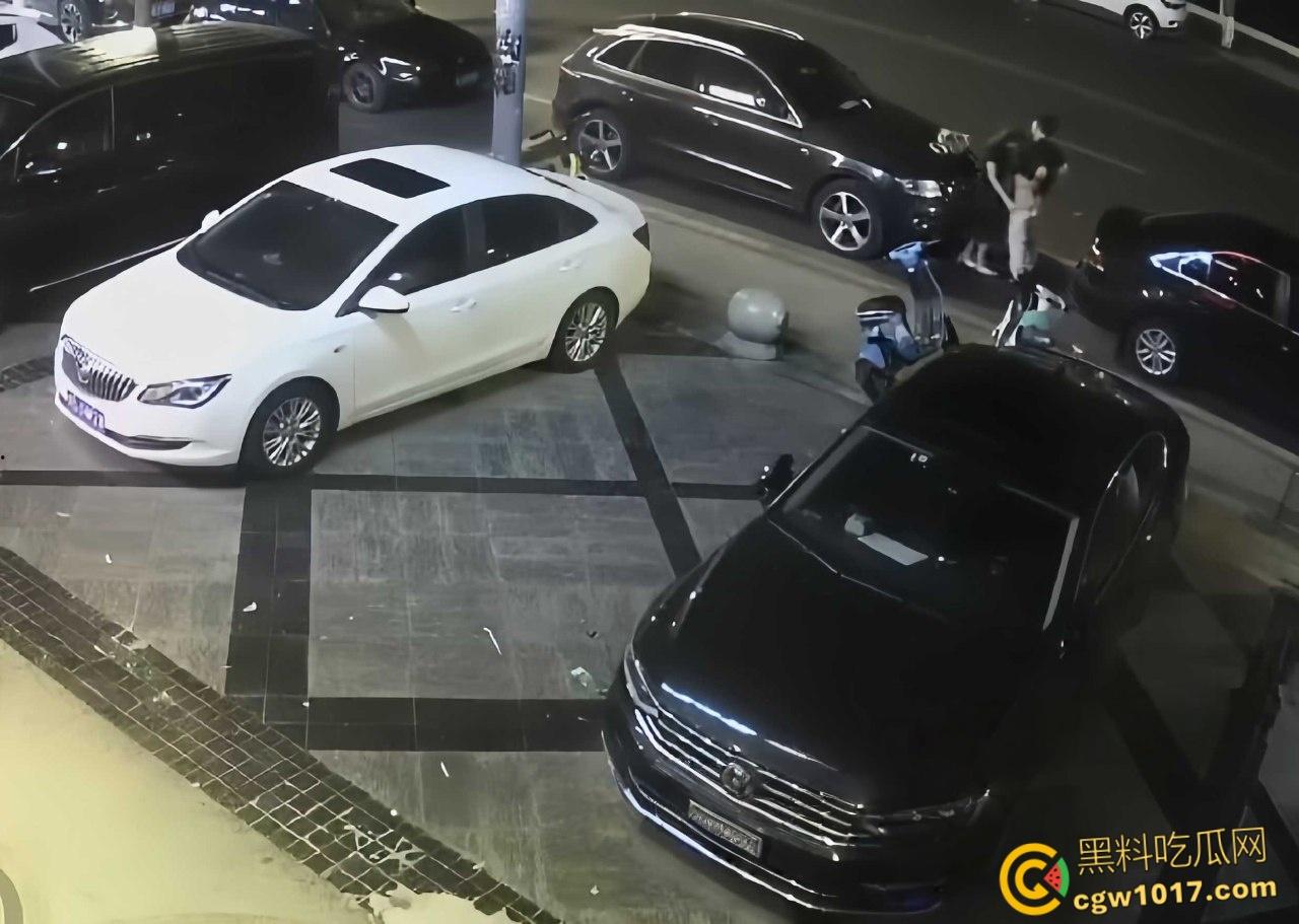 酒醉男女深夜在马路边,众目睽睽之下直接开始野战模式,饥渴母狗跪地口交,趴在引擎盖上掀裙后入打桩! 第3张 酒醉男女深夜在马路边,众目睽睽之下直接开始野战模式,饥渴母狗跪地口交,趴在引擎盖上掀裙后入打桩! 第3张