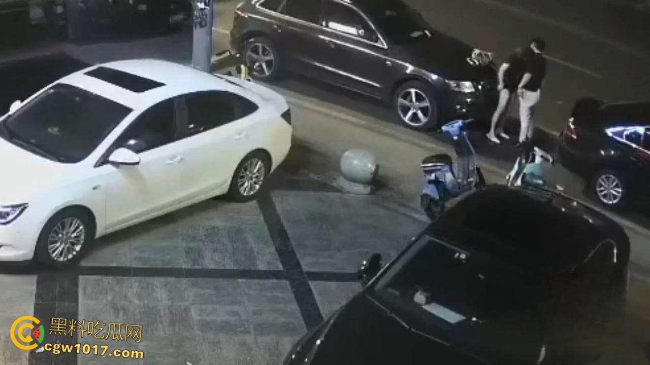 酒醉男女深夜在马路边,众目睽睽之下直接开始野战模式,饥渴母狗跪地口交,趴在引擎盖上掀裙后入打桩! 第4张 酒醉男女深夜在马路边,众目睽睽之下直接开始野战模式,饥渴母狗跪地口交,趴在引擎盖上掀裙后入打桩! 第4张