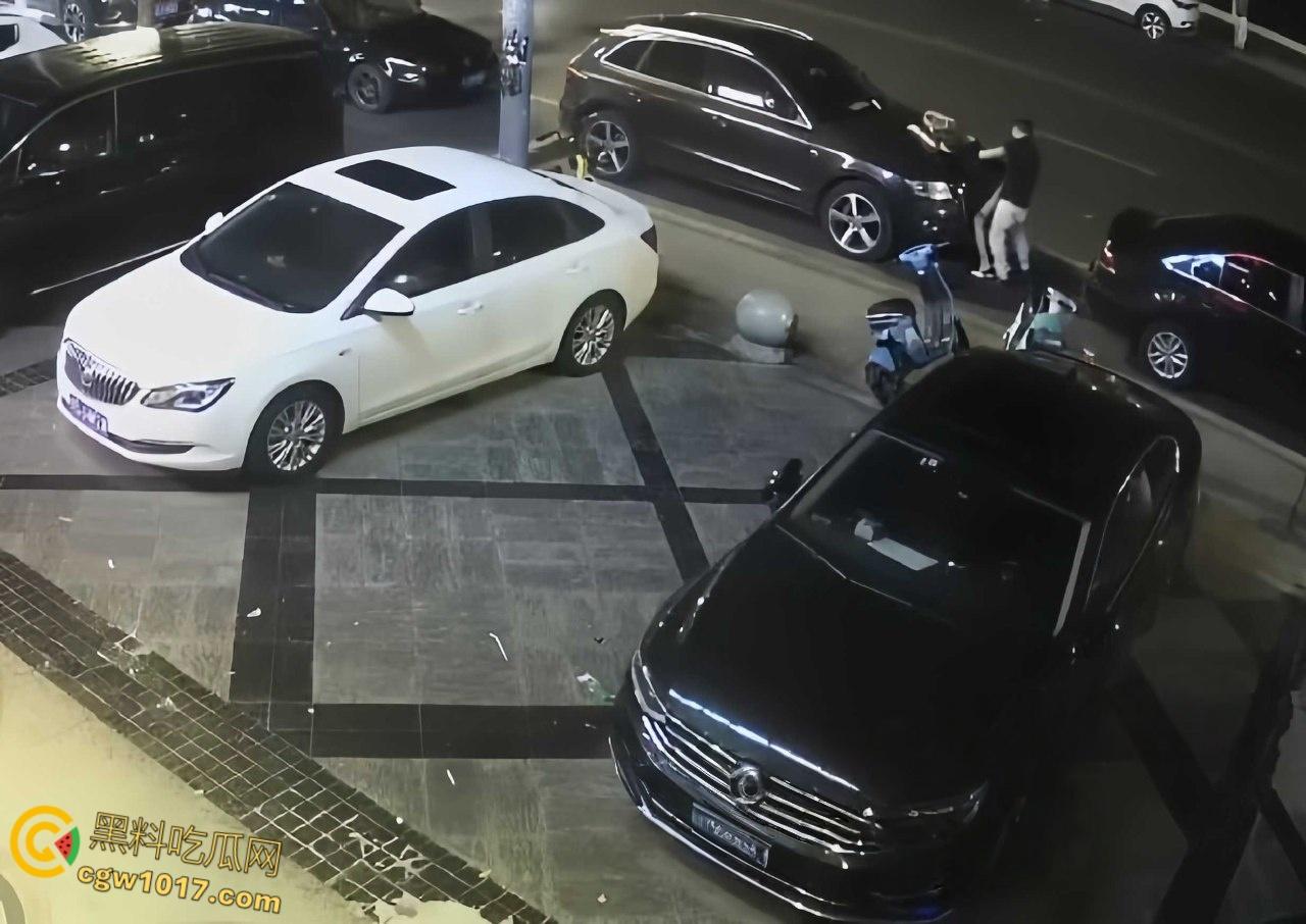 酒醉男女深夜在马路边,众目睽睽之下直接开始野战模式,饥渴母狗跪地口交,趴在引擎盖上掀裙后入打桩! 第5张 酒醉男女深夜在马路边,众目睽睽之下直接开始野战模式,饥渴母狗跪地口交,趴在引擎盖上掀裙后入打桩! 第5张