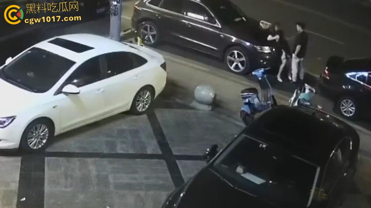 酒醉男女深夜在马路边,众目睽睽之下直接开始野战模式,饥渴母狗跪地口交,趴在引擎盖上掀裙后入打桩! 第7张 酒醉男女深夜在马路边,众目睽睽之下直接开始野战模式,饥渴母狗跪地口交,趴在引擎盖上掀裙后入打桩! 第7张