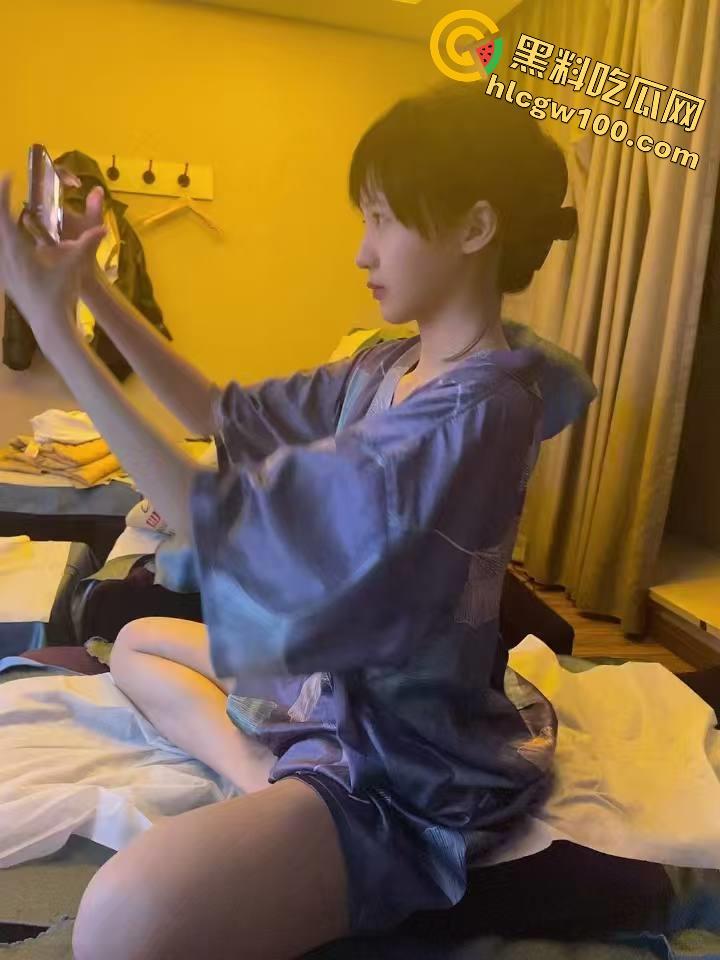 二代哥包养记录，一男配三女有钱真是好，无套后入猛操骚逼，骑脸口爆毫不心疼嘴巴都快被操肿了  第6张