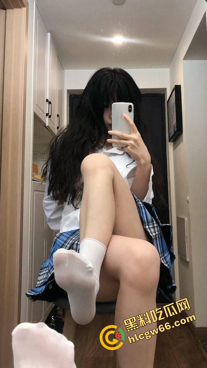 西安市师范大学大三骚妹钱月私照流出！白虎粉嫩穴＋白腿袜诱惑，疑似被足控男友操到喷汁拍全套！  第2张