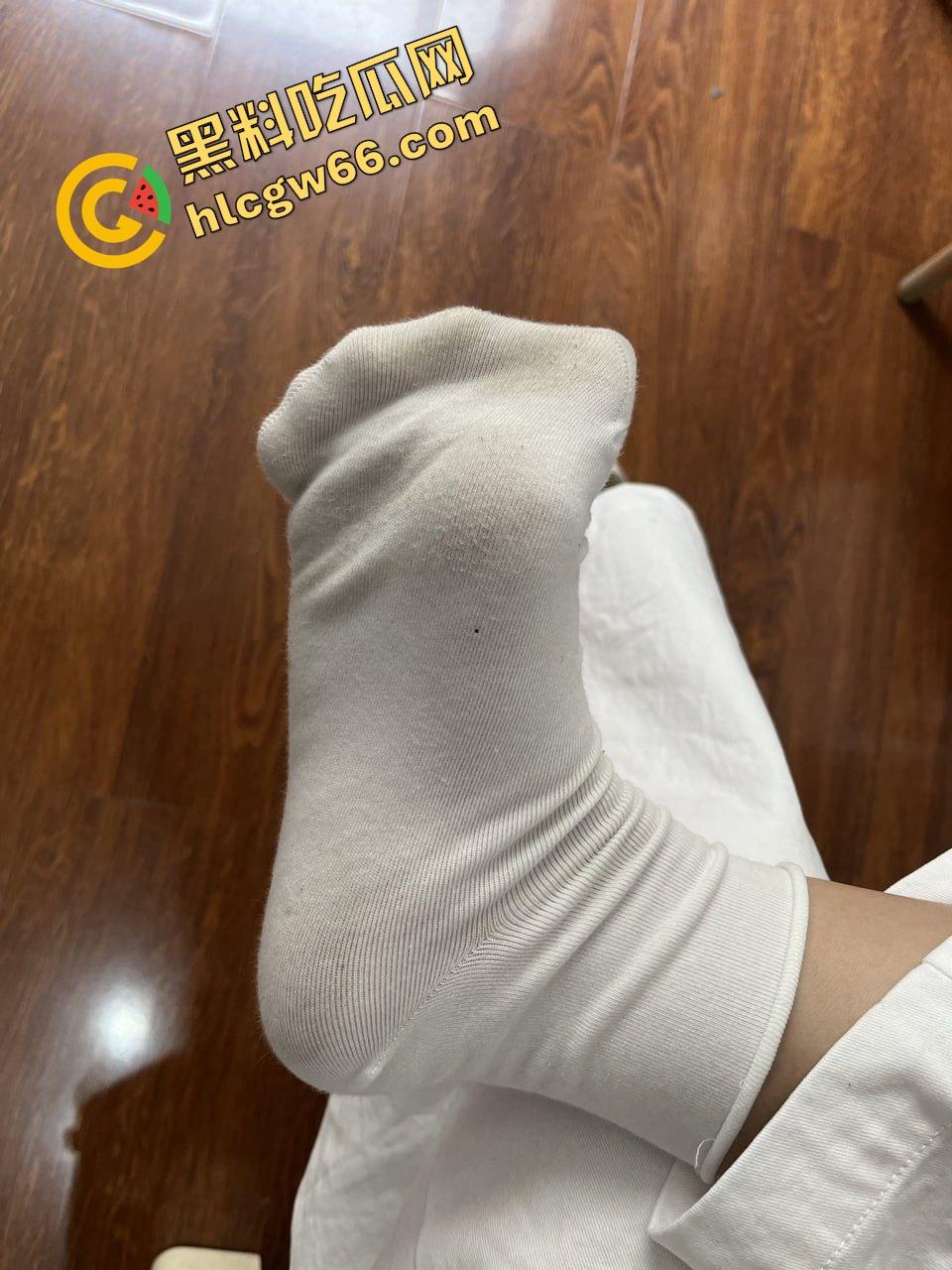 西安市师范大学大三骚妹钱月私照流出！白虎粉嫩穴＋白腿袜诱惑，疑似被足控男友操到喷汁拍全套！  第5张