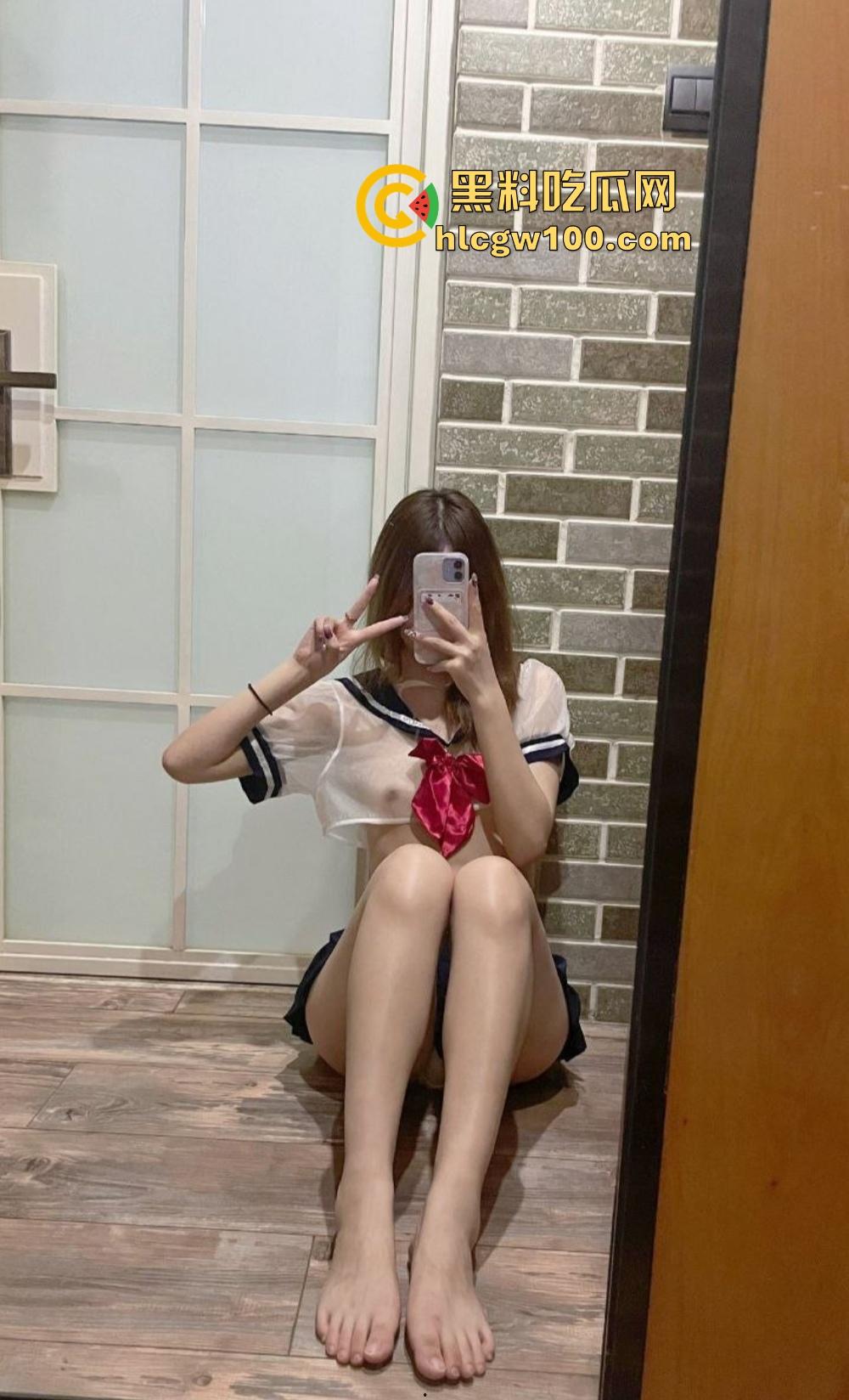 校花竟然是OF老司机，南京大学JK长腿美女『左晴』公开舔鸡巴秀技术，吃鸡还能比耶，鸡巴都被吸软了！  第4张