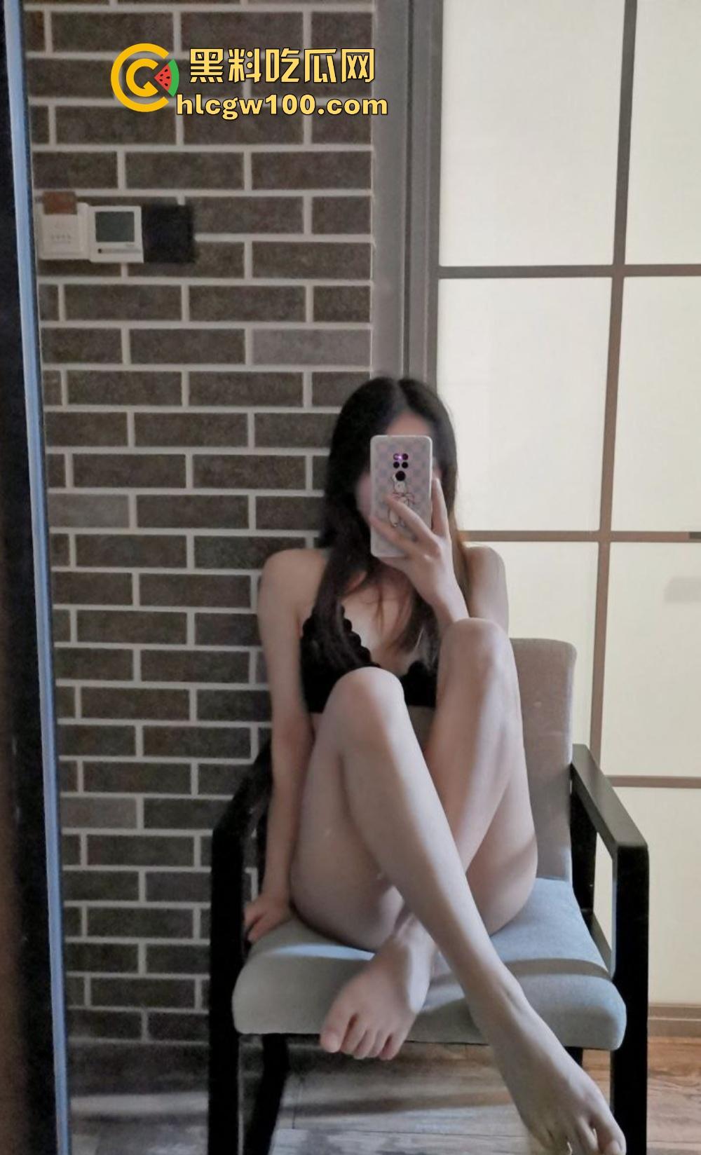 校花竟然是OF老司机，南京大学JK长腿美女『左晴』公开舔鸡巴秀技术，吃鸡还能比耶，鸡巴都被吸软了！  第5张