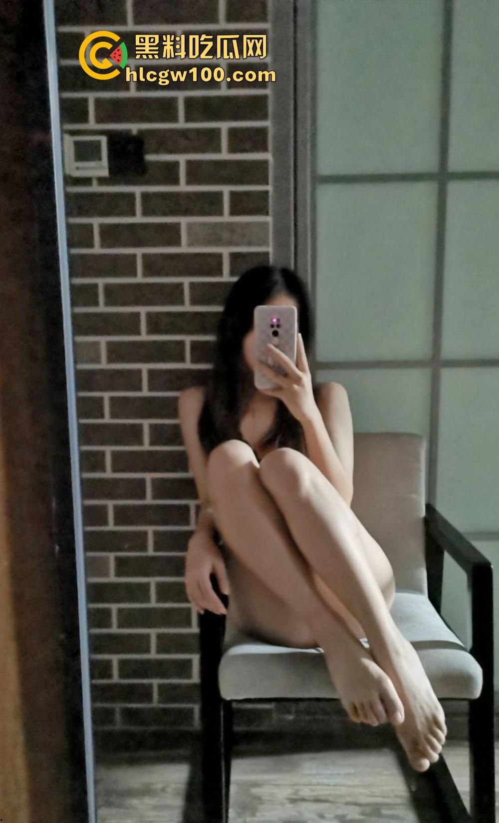 校花竟然是OF老司机，南京大学JK长腿美女『左晴』公开舔鸡巴秀技术，吃鸡还能比耶，鸡巴都被吸软了！  第7张