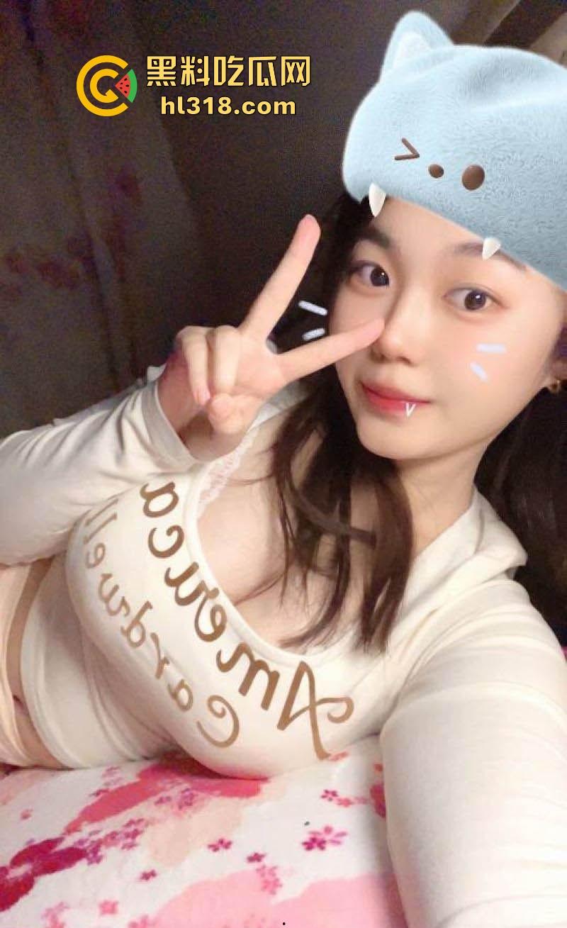 青岛巨乳眼镜老师【温雅】情趣酒店天花板镜子自拍，被男友按在身材狂操巨乳极品身材一览无遗！  第1张