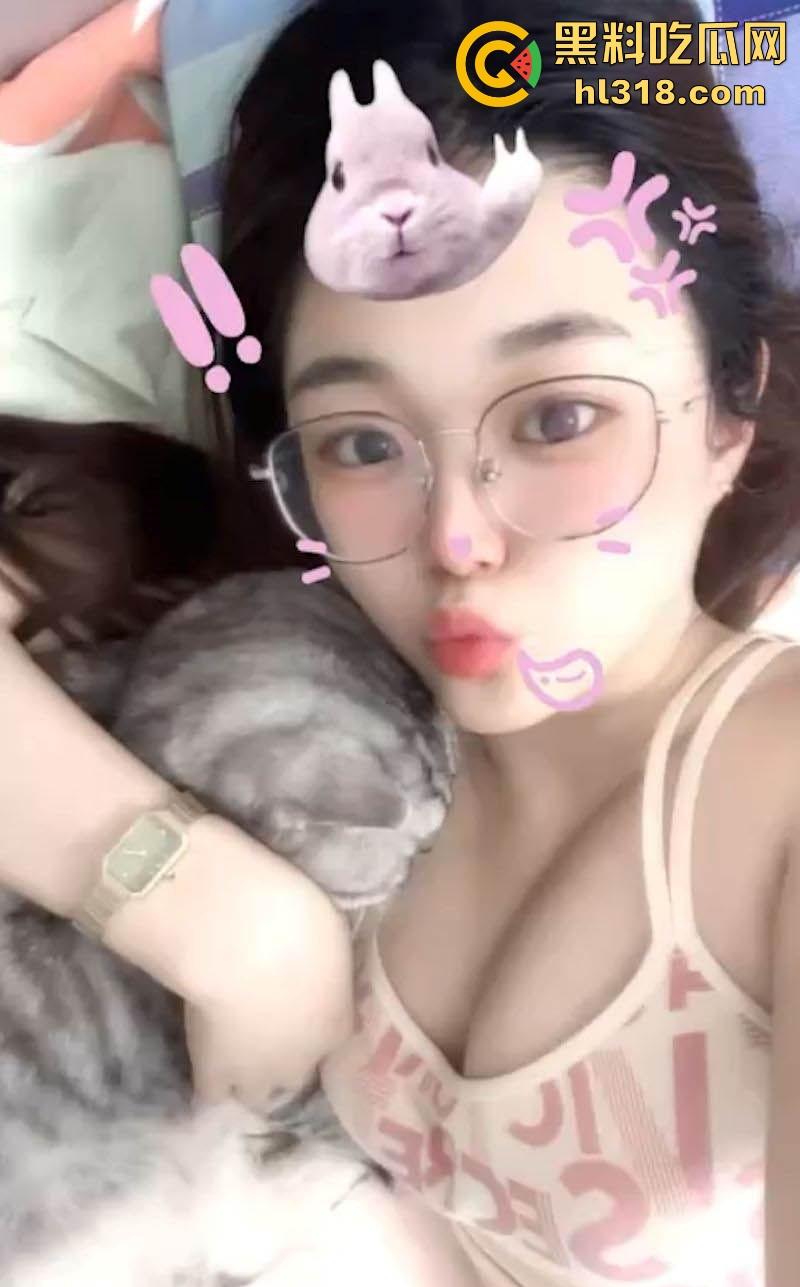 青岛巨乳眼镜老师【温雅】情趣酒店天花板镜子自拍，被男友按在身材狂操巨乳极品身材一览无遗！  第2张