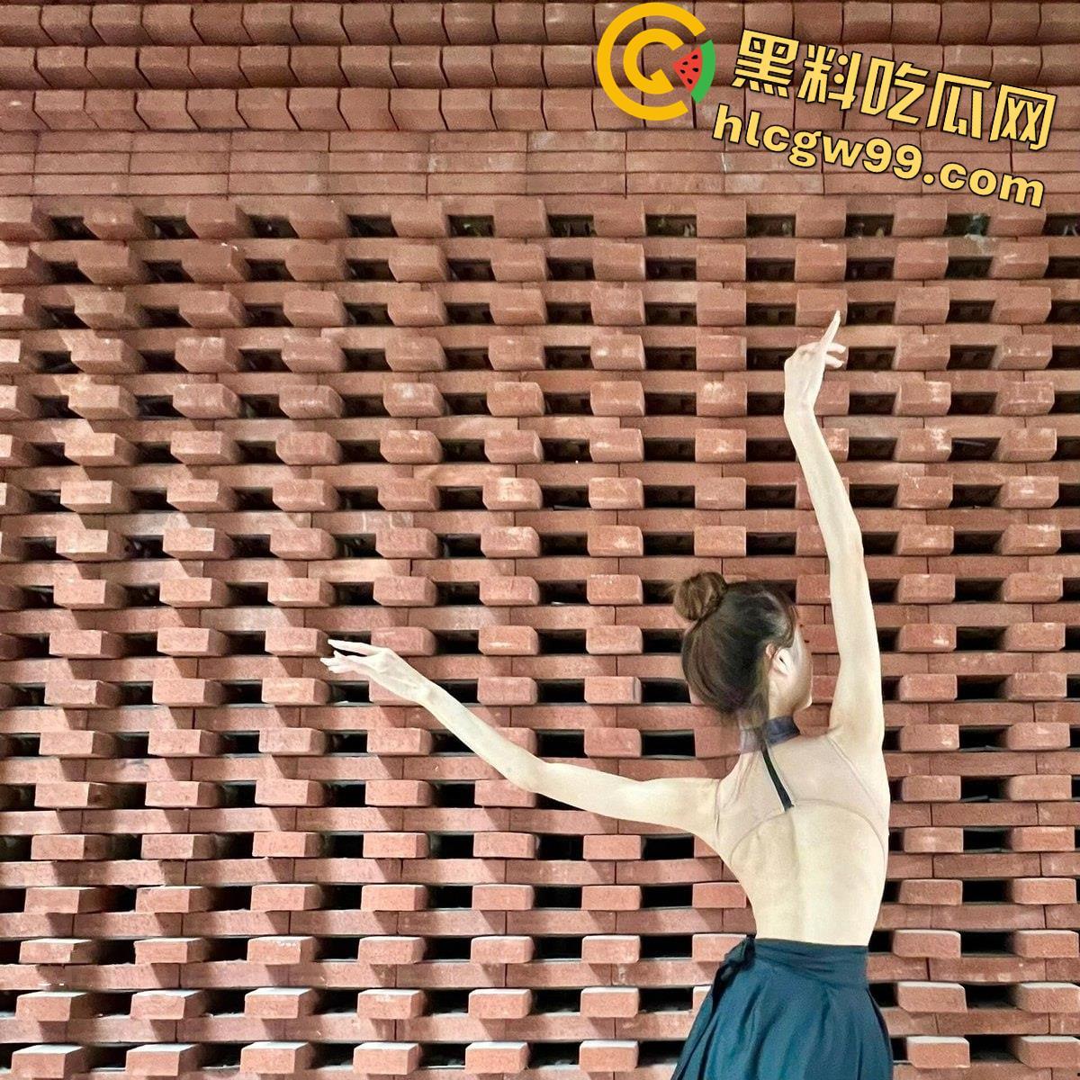 北体学院舞蹈老师【宋欣】学生心中的女神沦为主人的精盆母狗，一字马体位操逼不敢想有多爽  第1张