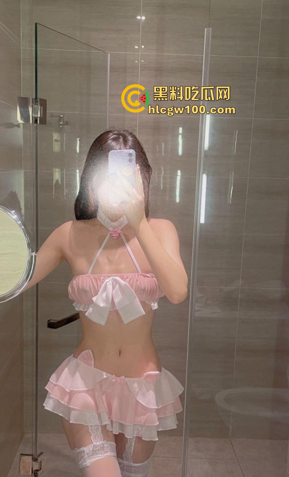 校花竟然是OF老司机，南京大学JK长腿美女『左晴』公开舔鸡巴秀技术，吃鸡还能比耶，鸡巴都被吸软了！  第29张