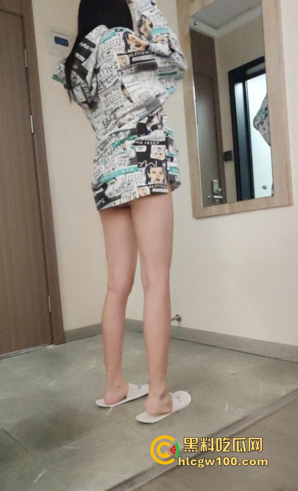 校花竟然是OF老司机，南京大学JK长腿美女『左晴』公开舔鸡巴秀技术，吃鸡还能比耶，鸡巴都被吸软了！  第34张