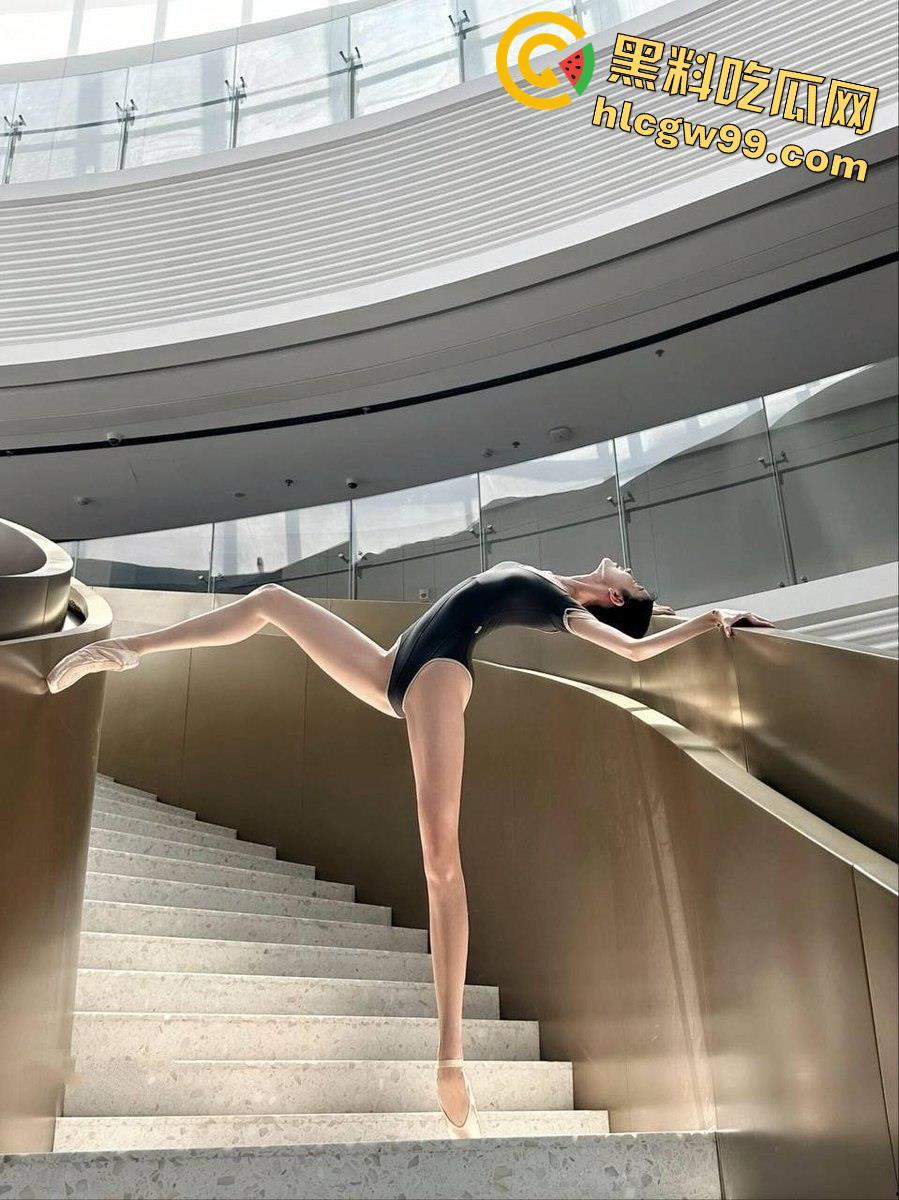 北体学院舞蹈老师【宋欣】学生心中的女神沦为主人的精盆母狗，一字马体位操逼不敢想有多爽  第37张